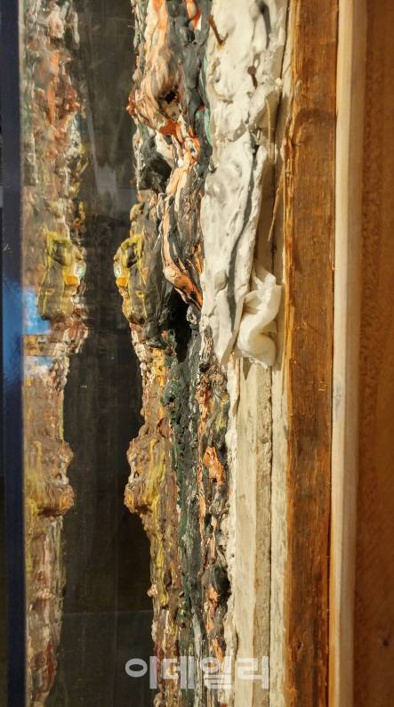 니키 드 생팔의 ‘스웨덴 TV프로그램을 위한 사격회화’(1961)의 옆모습. 목판에 얹은 두께 10㎝는 넘길 석고페인팅이 보인다(사진=오현주 문화전문기자).