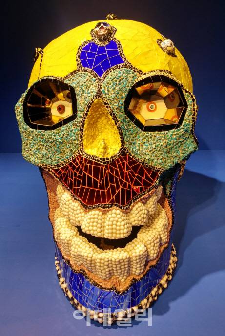 니키 드 생팔의 ‘해골’(2000). 골격을 갖춘 두개골에 스테인드글라스·거울·돌·세라믹 등을 정성껏 하나하나 붙여 120㎝짜리 원초적 얼굴을 빚어냈다(사진=오현주 문화전문기자).