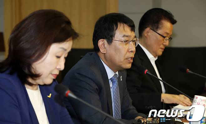 김종대 정의당 의원(가운데) © News1 안은나 기자