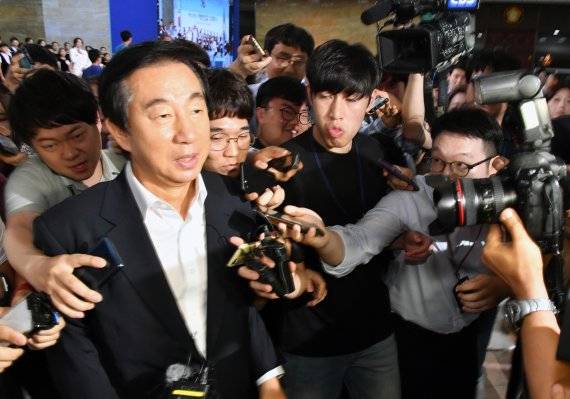 자유한국당 김성태 당대표 권한대행이 16일 국회에서 열린 의원총회를 마치고 나오면서 기자들의 질문을 받고 있다. 사진=서동일 기자