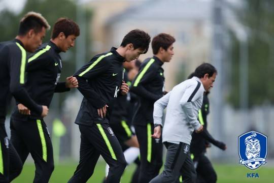 상트페테르부르크의 쌀쌀한 날씨에 모든 선수들이 긴팔을 입고 있다. ⓒ대한축구협회