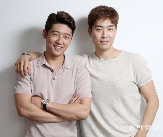 스스로를 ‘대전 컨트리맨’이라고 소개한 고은성(왼쪽)은 어린 시절 ‘노트르담 드 파리’ 지방 공연을 보고 뮤지컬 배우의 꿈을 키웠다. 초등학교 음악교사의 권유로 성악을 시작한 ‘예의 바른 서울 훈남’ 권서경은 앨범에 대한 반응에서 “진입 장벽이 높지 않다는 말이 좋다”고 했다. 양회성 기자 yohan@donga.com