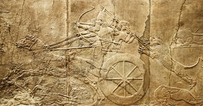 영국 대영박물관에 있는 아슈르바니팔 황제의 ‘사자 사냥’ 부조. 아시리아의 쟁쟁한 정복 군주들은 자신들이 벌인 전투와 사냥을 부조로 만들어 궁전 벽에 걸어 놓는 것을 좋아했다.