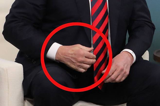 지난 6월 8일(현지시간) 캐나다 G7 정상회의에서 에마뉘엘 마크롱 프랑스 대통령과 악수를 나눈 뒤 도널드 트럼프 대통령의 손등에 손자국이 선명하다. [AFP=연합뉴스]