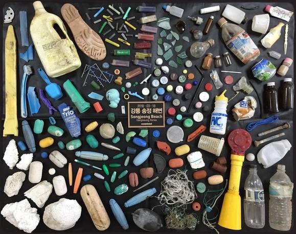 지난 3월 18일 강원도 강릉 송정해변에서 플라스틱 세재 용기, 신발, 스티로폼, 경광등, 병뚜껑 등 쓰레기가  수거됐다.