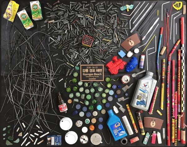 지난 4월 1일 강원도 강릉 경포해변에서 소주병 뚜껑, 빨대, 그리고 폭죽 등 쓰레기가 수거됐다.