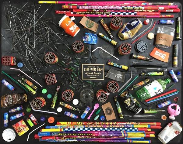 지난 5월 6일 강원도 강릉 안목해변에서 일회용 플라스틱 컵,  폭죽, 맥주캔 등 쓰레기가  수거됐다.