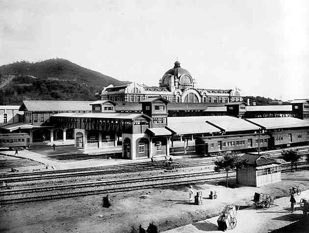 완공 직후의 경성역(서울역) 내부 플랫폼과 화물창고 모습. 왼쪽 멀리 남산에 일제가 만든 남산신궁의 모습이 보인다. <한겨레> 자료 사진.