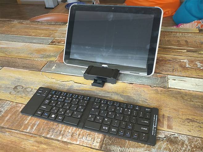 케이스에 있는 거치대를 이용해 태블릿PC 등을 세워서 사용할 수 있다