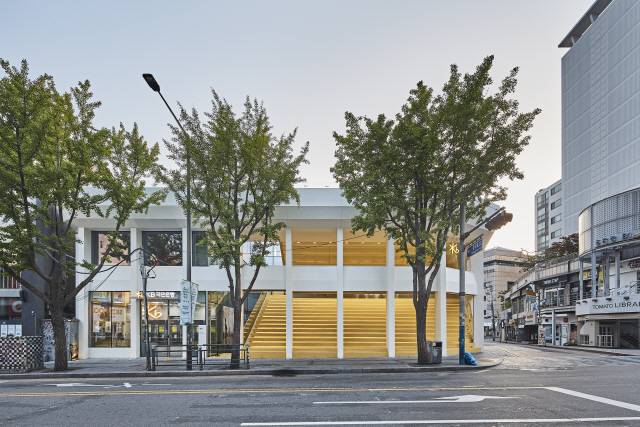 지난 4월, 홍대 걷고싶은 거리에 노란색 계단이 인상적인 ‘KB락스타 청춘마루’가 들어섰다./사진제공=KB국민은행