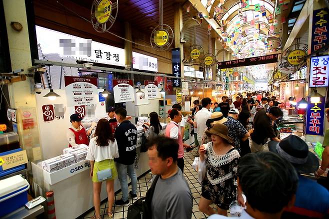 관광객 홍수 속에 속초중앙시장 닭강정이 인기를 끌면서 너도나도 닭강정으로 업종 전환하고 있다. 한 포털사이트에서 검색하면 닭강정 가게가 2㎞ 안에서만 85곳이나 된다. 사진은 속초중앙시장 닭강정 가게 인근 모습.