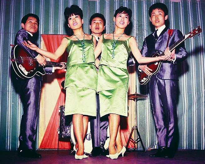 에드포가 제비시스터와 미8군 클럽에서 공연하는 사진.