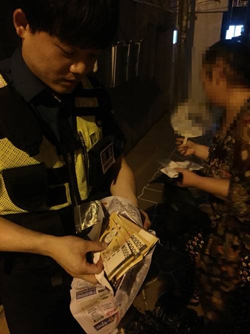 경찰이 찾아준 전재산 500만원 [부산경찰청 제공=연합뉴스]