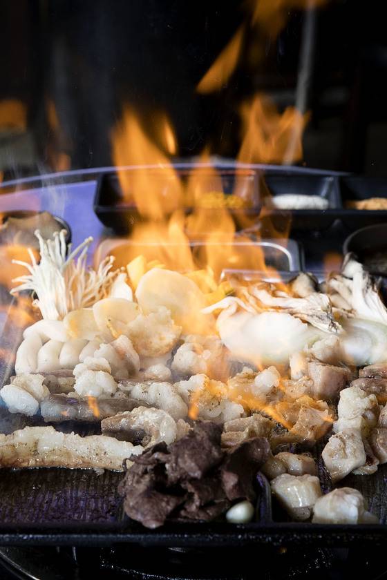더운 날씨에도 불구하고 불 앞에서 구워 먹는 곱창의 인기가 대단하다. 가수 그룹 '마마무'의 멤버 화사의 단골 곱창집으로 방송을 탄 '대한곱창'에서 곱창을 굽는 모습. 장진영 기자