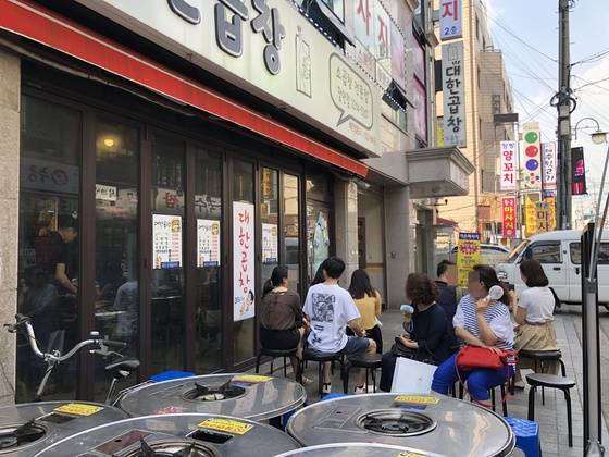 '대한곱창'이 문을 여는 시간은 오후 3시다. 하지만 이미 1시간 전부터 가게 앞에는 미니 선풍기로 더운 날씨와 싸우며 대기 중인 손님들이 눈에 띈다. 백수진 기자