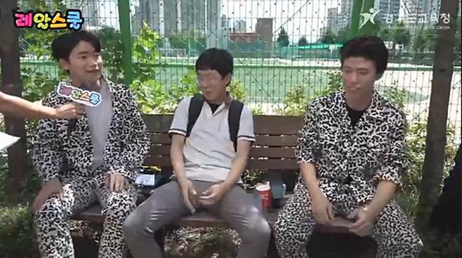 복고 컨셉으로 영화 '말죽거리 잔혹사' 등장인물 모습으로 분장한 학생들. [경기도 교육청 홈페이지 레알스쿨 캡처]