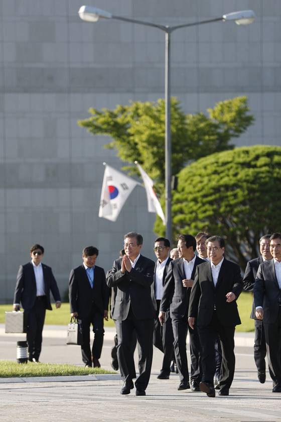 20일 오후 업무보고를 마친 문 대통령과 국정원장 등이 서울 내곡동 국가정보원 구내를 걷고 있다.[사진 청와대]