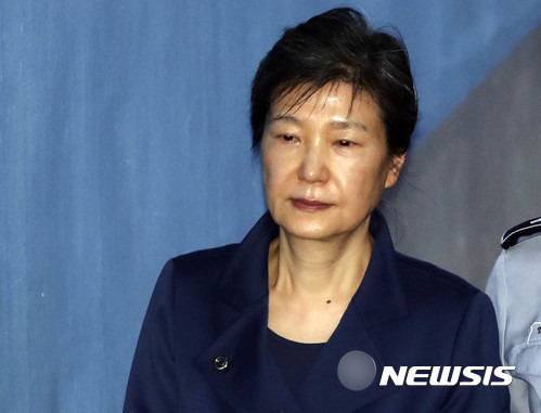 【서울=뉴시스】 최진석 기자 =  박근혜 전 대통령이 지난해 10월16일 오전 서초구 서울중앙지법에서 구속 연장 후 처음으로 열린 국정농단 80차 공판에 출석하고 있다. 2017.10.21.  myjs@newsis.com