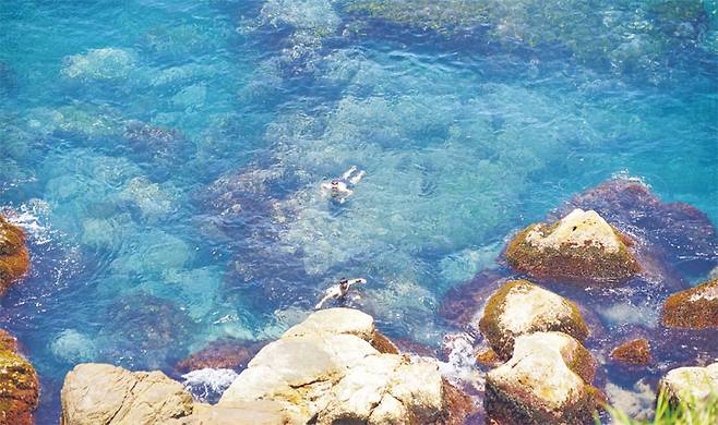 백도어Back Door 지역에서 더위를 식힐 겸 수영을 즐기는 클라이머들