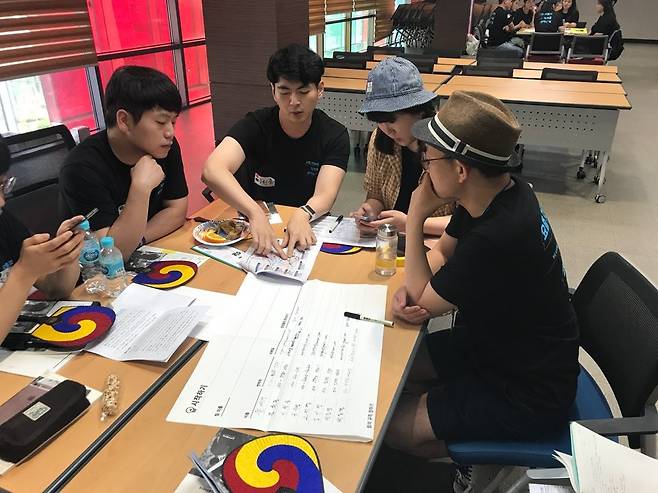 아이디어 회의 중인 해커톤 참석자들 © News1 김희준 기자