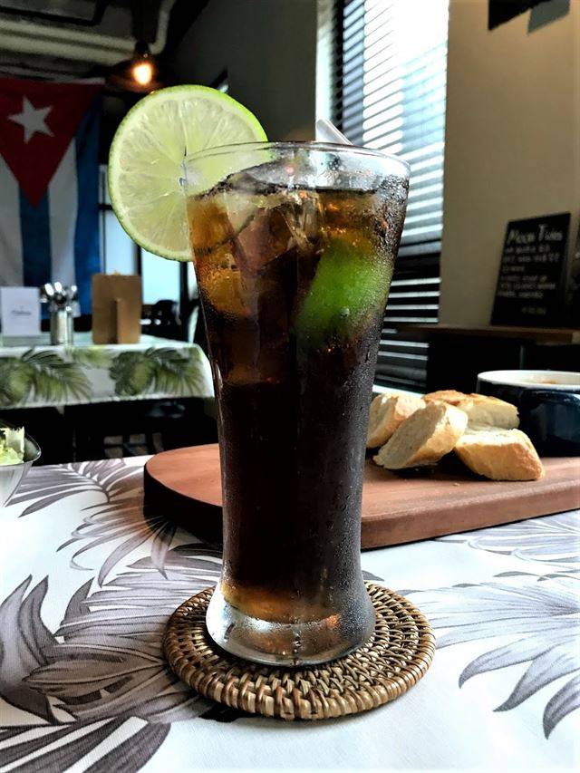 라 아바나의 쿠바 리브레 칵테일. 럼에 콜라, 설탕, 라임을 더했다. 잇쎈틱 제공