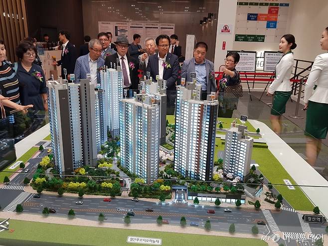 철산 센트럴 푸르지오 모델하우스 방문객들이 단지 모형을 살펴보고 있다. /사진=유엄식 기자
