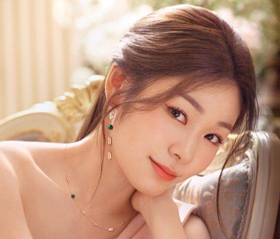 김연아가 세계적인 스타로 떠오르면서 오랜기간 모델로 활동하고 후원을 해준 제이에스티나 역시 '동반 성장' 을 했다. 사진은 김연아가 제이에스티나 주얼리를 착용한 모습. [사진 제이에스티나]