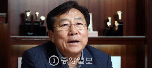 중소기업중앙회장을 지낸 김기문 제이에스티나(옛 로만손) 회장이 12일 서울 가락동 본사에서 김연아 선수를 계속 모델로 기용하는 이유에 대해 설명하고 있다. 강정현 기자