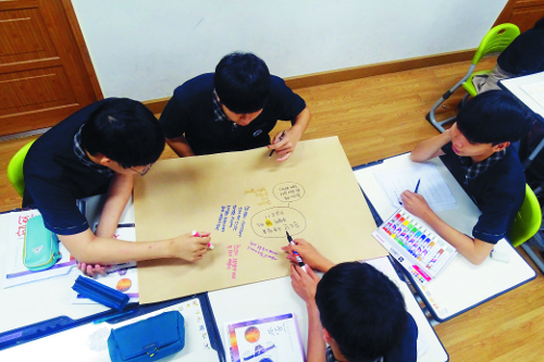 충북 진천 서전고 1학년 학생들이 통합사회 수업 시간에 청소년 노동권을 주제로 토론하고 있다.