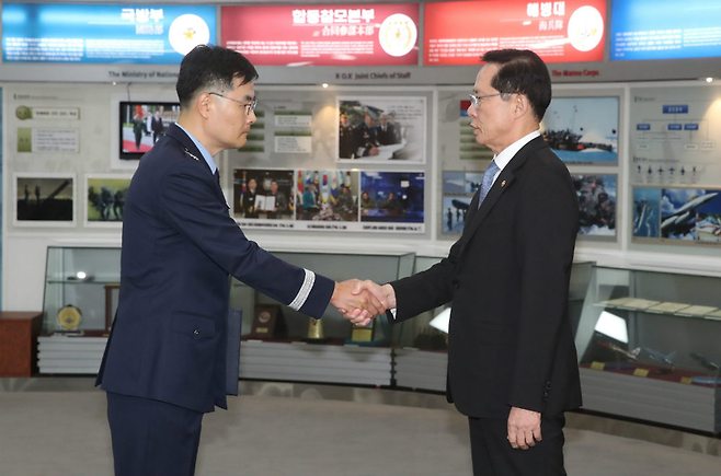 2018년 7월11일 오후 서울 용산구 국방부에서 송영무 국방부 장관(오른쪽)이 전익수 공군본부 법무실장(대령)을 ‘기무사 계엄령 문건’ 사건 특별수사단장에 임명하고 있다. ⓒ시사저널