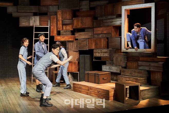 연극 ‘창문 넘어 도망친 100세 노인’의 한 장면(사진=연극열전).