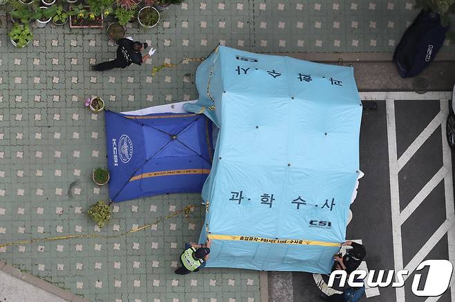 노회찬 의원 투신 현장에 놓인 덮개