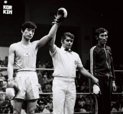 ◇74년 테헤란아시안게임 라이트급에서 금메달을 따낸 김태호(왼쪽). <사진제공=조영섭 문성길복싱클럽 관장>