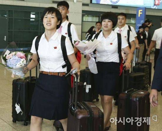 코리아오픈 국제탁구대회에 출전하는 북한 탁구선수단이 15일 인천국제공항을 통해 입국하고 있다. 북한 선수단은 남녀 복식, 혼합복식에서 남북단일팀을 구성해 출전할 예정이다./인천공항=윤동주 기자 doso7@