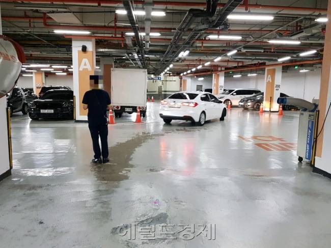 서울 은평구의 한 백화점 지하주차장에서 주차 안내를 하고 있는 주차관리 알아브아트생. 그는 찜통같은 이곳에서 더위에 짜증내는 고객들과 씨름하고 있었다. [성기윤 기자/skysung@heraldcorp.com]