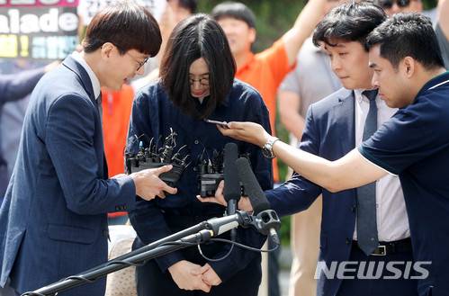 【인천=뉴시스】 추상철 기자 = 조현아 전 대한항공 부사장이 4일 오전 밀수·탈세 혐의로 조사를 받기 위해 인천 중구 인천본부세관으로 들어서고 있다. 2018.06.04. scchoo@newsis.com