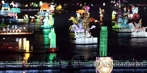 진주 남강 가득 채운 형형색색 다양한 유등