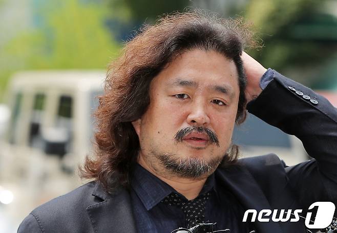 방송인 김어준 씨가 24일 오전 경기도 성남시 분당경찰서에서 이재명 경기도지사의 ‘여배우 스캔들’과 관련해 참고인 신분으로 조사를 받기위해 출석하며 취재진의 질문에 답하고 있다. 김씨는 지난 2010년 11월 배우 김부선 씨를 인터뷰하면서 '성남에 사는 한 남자와 만난(사귄) 사실이 있다'는 취지의 내용을 보도했다. 2018.7.24/뉴스1 © News1 구윤성 기자