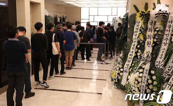 24일 노회찬 정의당 원내대표의 빈소가 차려진 서울 서대문구 신촌 세브란스병원 장례식장에 조문객들의 발길이 이어지고 있다. © News1 사진공동취재단