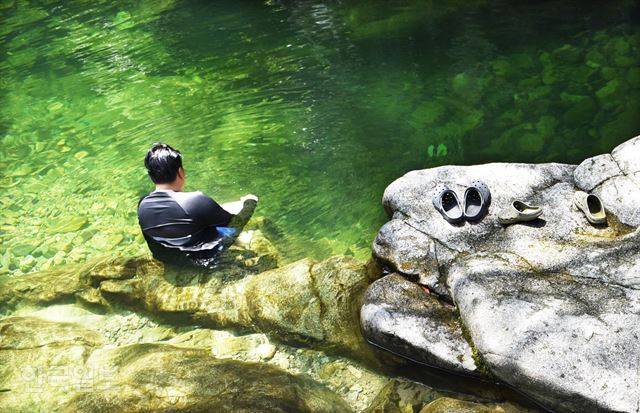 계곡에 몸을 담그면 신선놀음이 따로 없다.