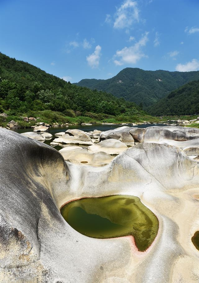 요선정 아래 요선암의 돌개구멍.
