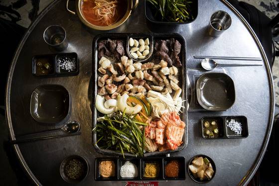 마지막 단계에서 불판 위에 술을 부어 일으킨 불로 윗부분을 바삭하게 굽는 ‘대한곱창’의 모둠곱창. [장진영 기자]