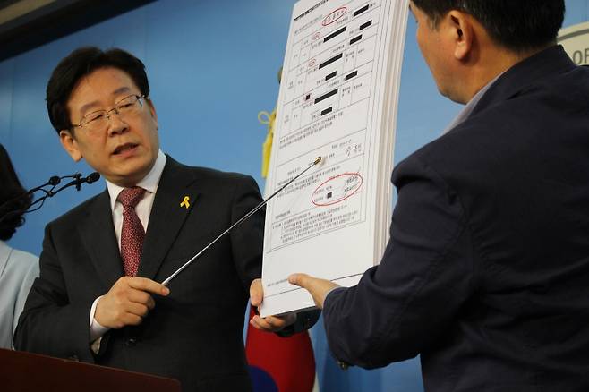 ▲ 이재명 경기도지사가 성남시장이던 지난해 1월 국회에서 기자회견을 열고 “TV조선은 반드시 폐간시킬 것”이라며 TV조선과의 ‘전쟁’을 선포했다. 그가 TV조선 보도를 반박하고 있는 모습.(사진=김도연 기자)