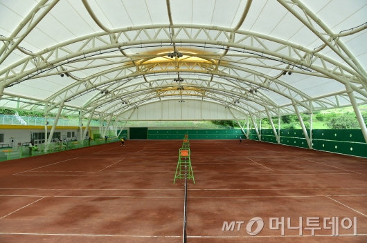 국제 규격의 장성군 테니스 정구 돔 경기장 내부 전경.이번 준공된 돔구장은 3953㎡의 면적에 관람석은 165석과 국제규격에 맞는 가로 24m, 세로11m 길이의 코트 5면을 갖췄다.