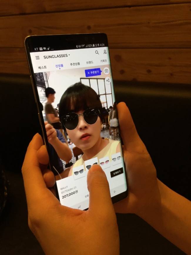 [사진=본지 기자가 AR 안경 앱‘라운즈’를 통해 선글라스를 착용해보고 있다]