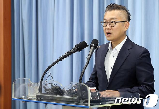 김남준 경기도 언론비서관은 25일 오전 경기도청 브리핑룸에서 ‘음해성 조폭몰이의 허구성을 밝혀주십시오, 검찰 수사를 정식으로 요구합니다’라는 내용을 담은 이재명 경기도지사의 기자회견문을 발표하고 있다.(경기도 제공) © News1 진현권 기자