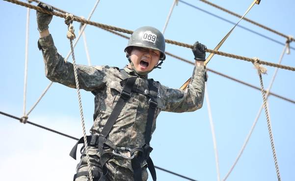 한 생도가 2줄타기 교장에서 ‘유격자신’을 외치며 도하를 하고 있다. /남강호 기자