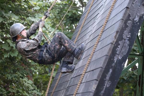 한 여생도가 경사판 오르기 교장에서 ‘유격자신’을 외치며 등반을 하고 있다. /남강호 기자