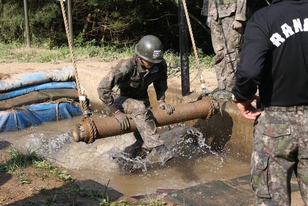 한 생도가 그네타기 교장에서 ‘유격자신’을 외치며 도하를 하고 있다. /남강호 기자