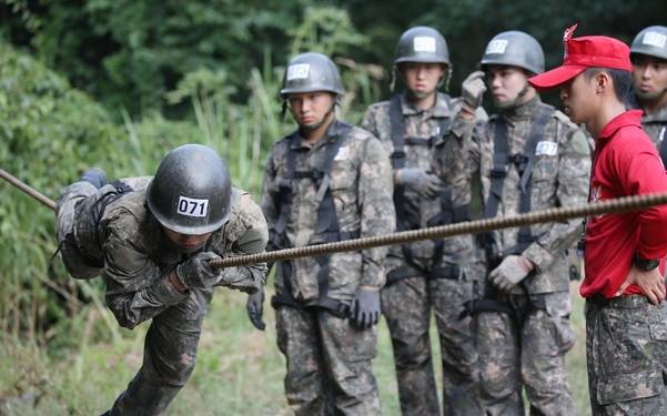 한 생도가 외줄타기 지상교장에서 ‘유격자신’을 외치며 도하를 하고 있다. /남강호 기자
